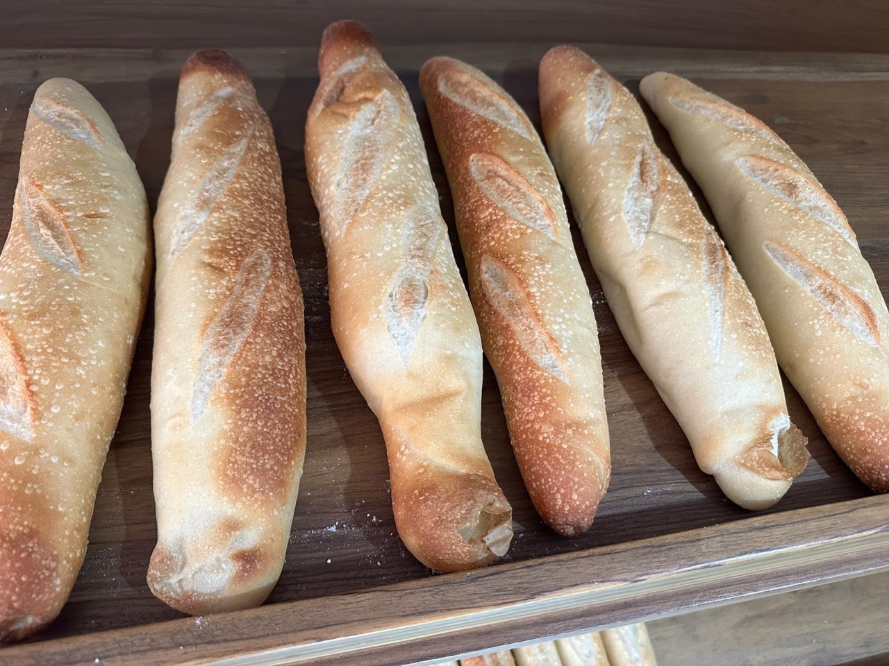 Baguettes doradas recién horneadas